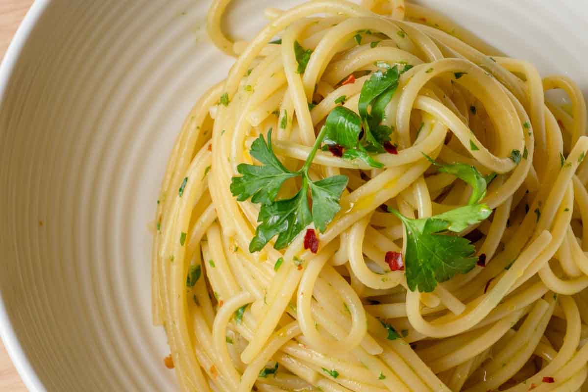 Come preparare gli spaghetti aglio e olio di Cannavacciuolo