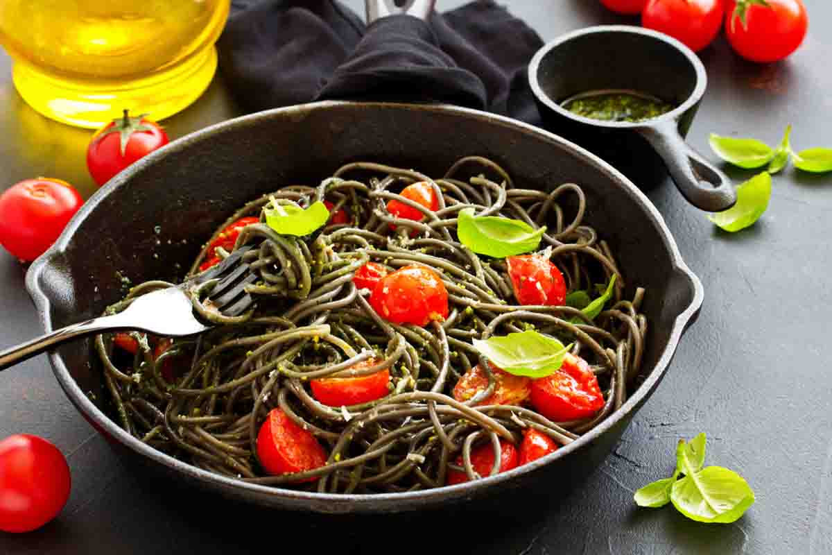 Ricetta degli spaghetti pomodorini, nero di seppia e aringa di Borghese
